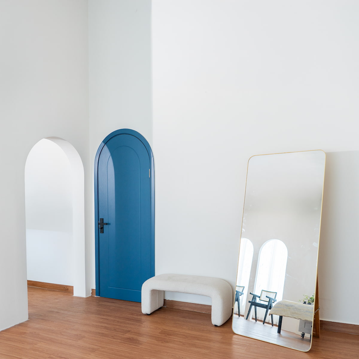 Room B - Cửa vòm xanh Santorini và gương soi viền gold